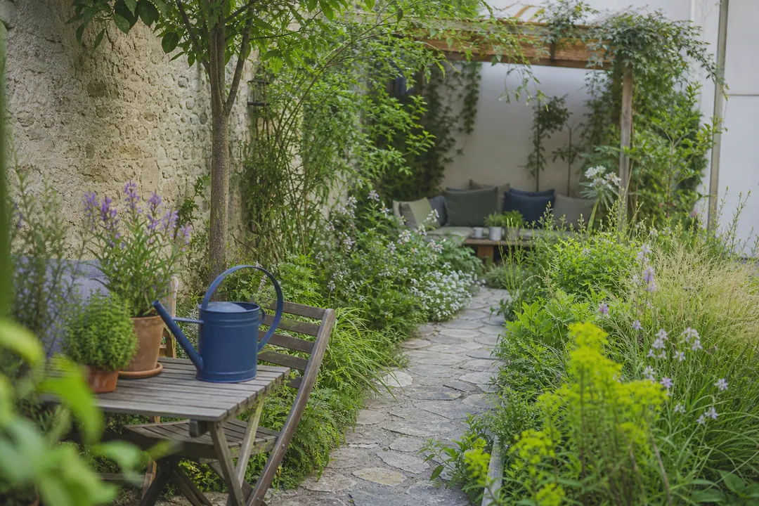 Jardin urbain planté autour d’un chemin de pierre